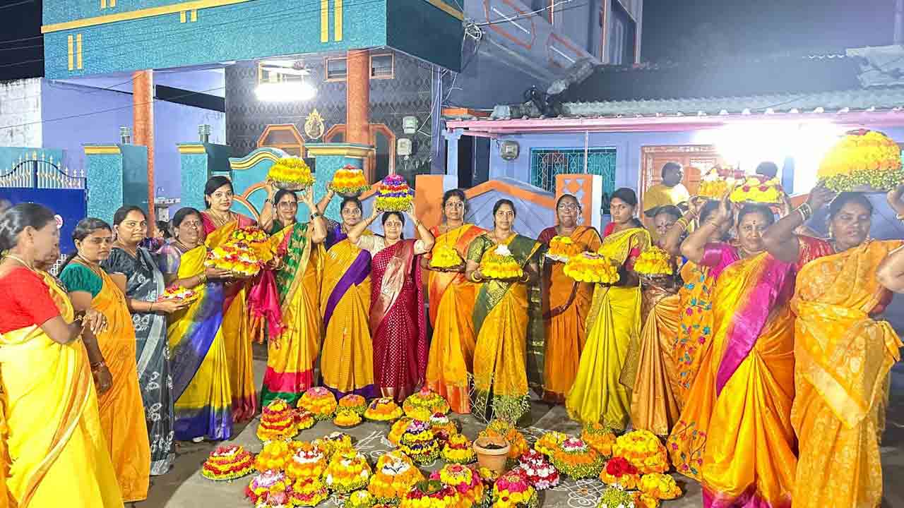 ఆ సింగిడిలో రంగులనే దూసి తెచ్చి.. బంగారు బతుకమ్మను ఇంటిల పేర్చి..