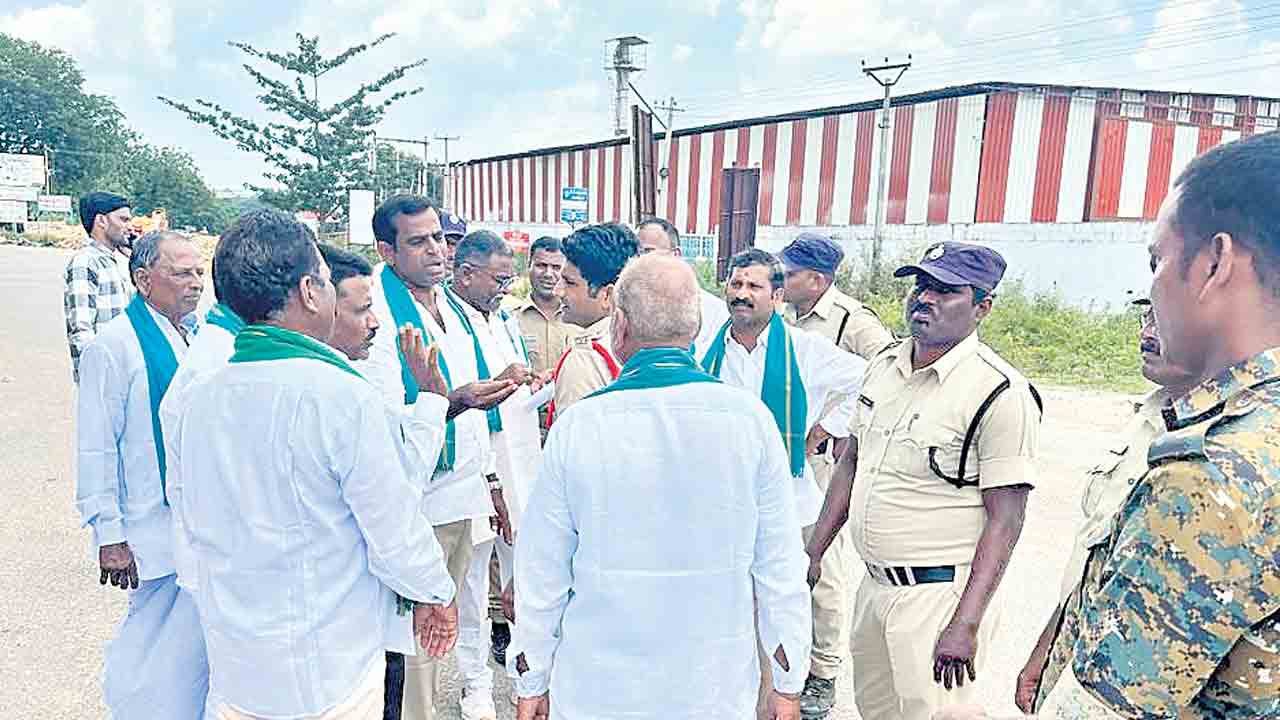 రైతులను అడ్డుకోవడం సిగ్గుచేటు