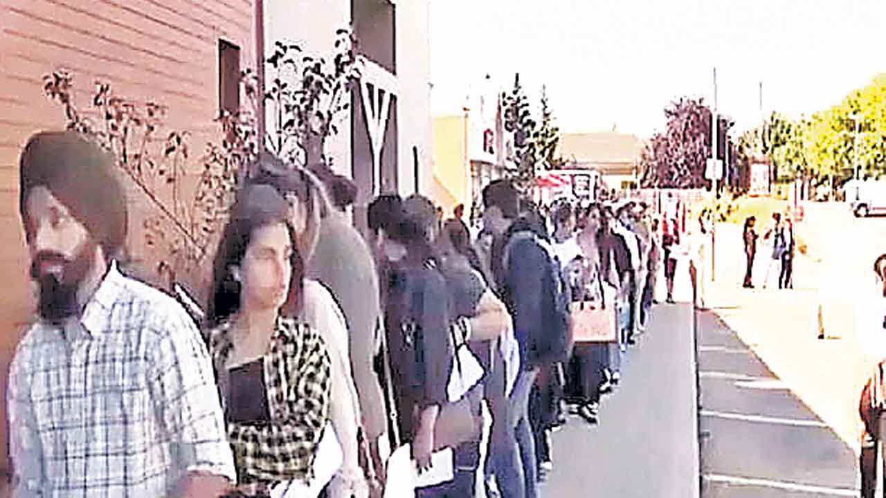 Canada | కెనడాలో వెయిటర్‌ ఉద్యోగాల కోసం.. వేల మంది భారతీయుల క్యూ