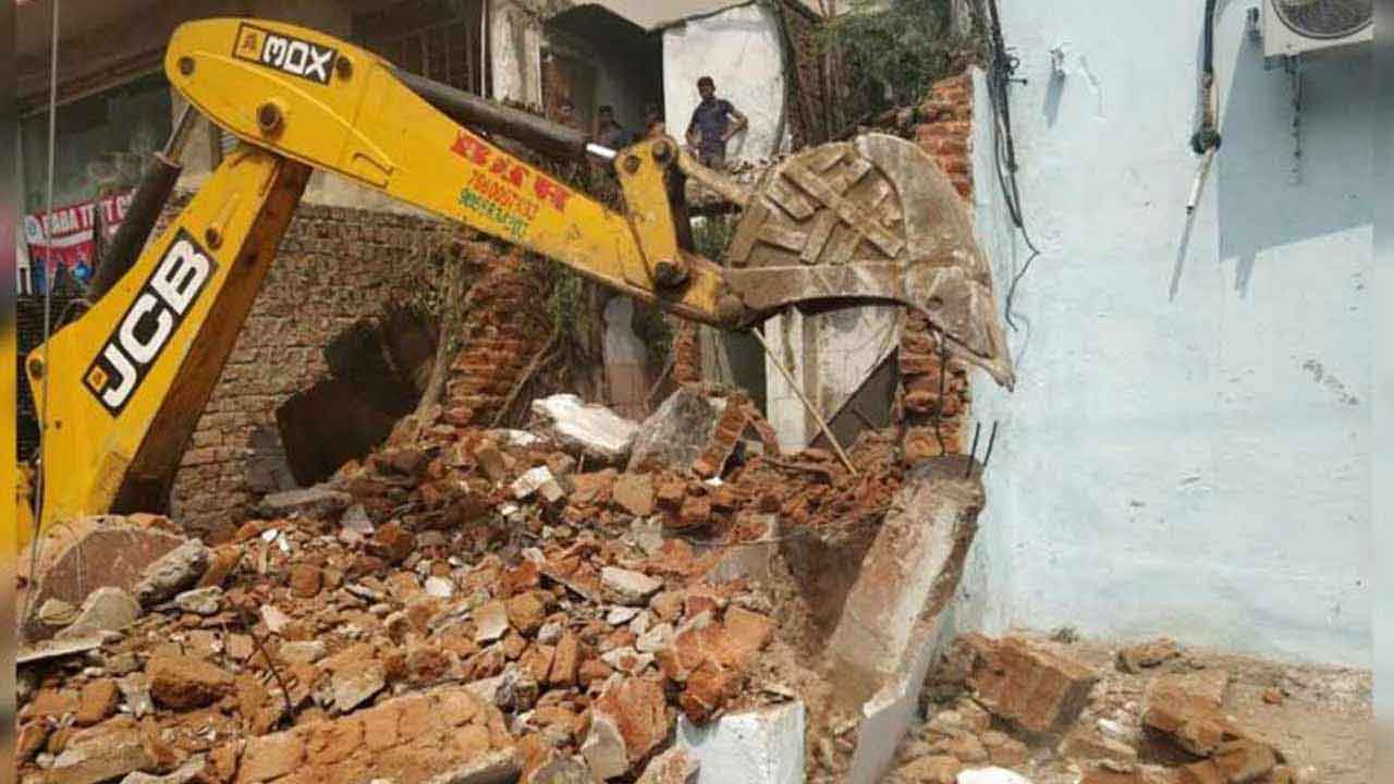 బీఆర్ఎస్ నాయకుడి ఇంటి నిర్మాణం కూల్చివేత