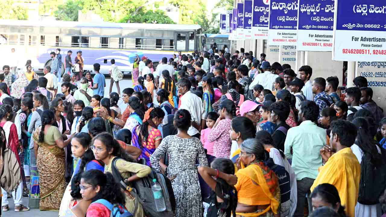 పండుగ పూట ప్రయాణికుల పాట్లు