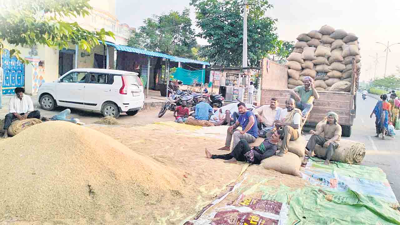 జాడలేని కేంద్రాలు..