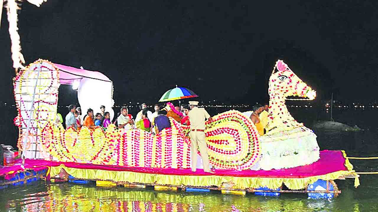 కనులపండువగా తెప్పోత్సవం