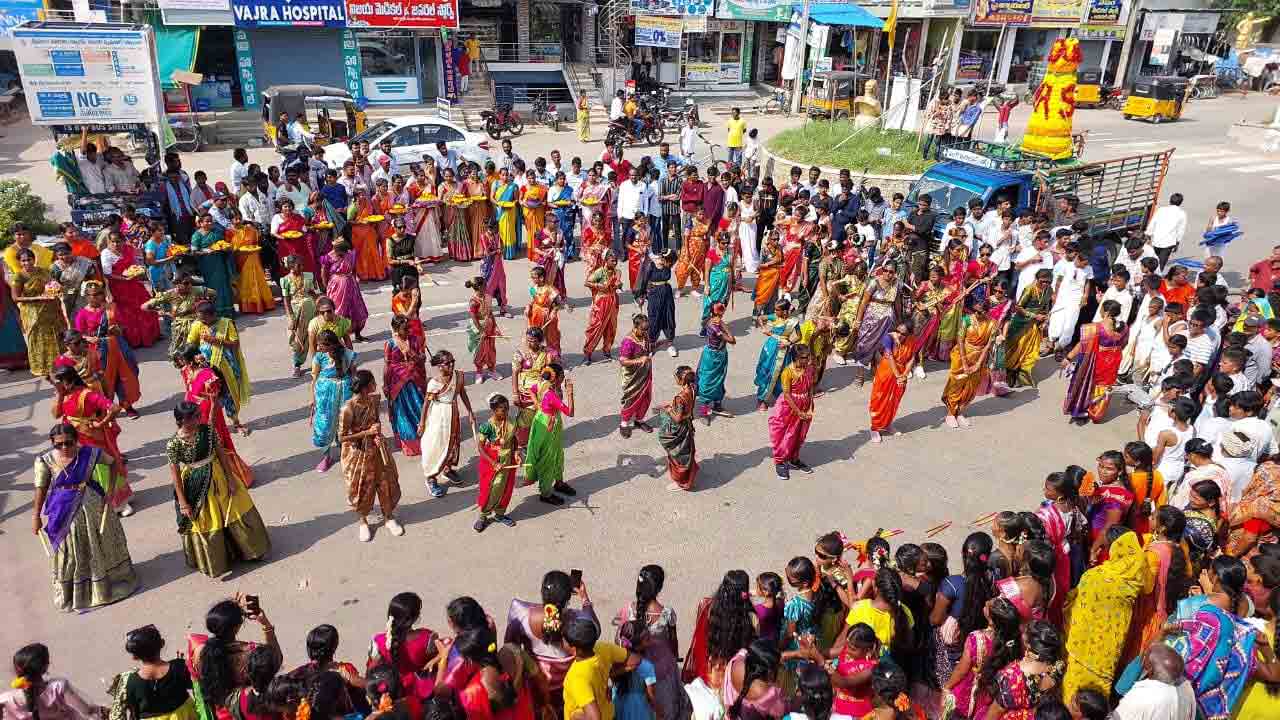 వాడవాడంతా.. ఓ పూల వనమాయే..