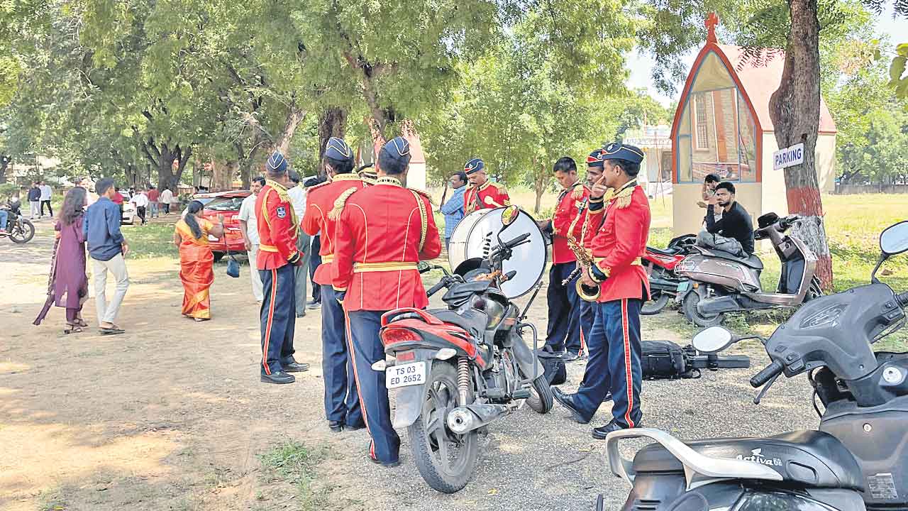 మాజీ ఐపీఎస్‌ ఇంట్లో పెండ్లికి బ్యాండ్‌