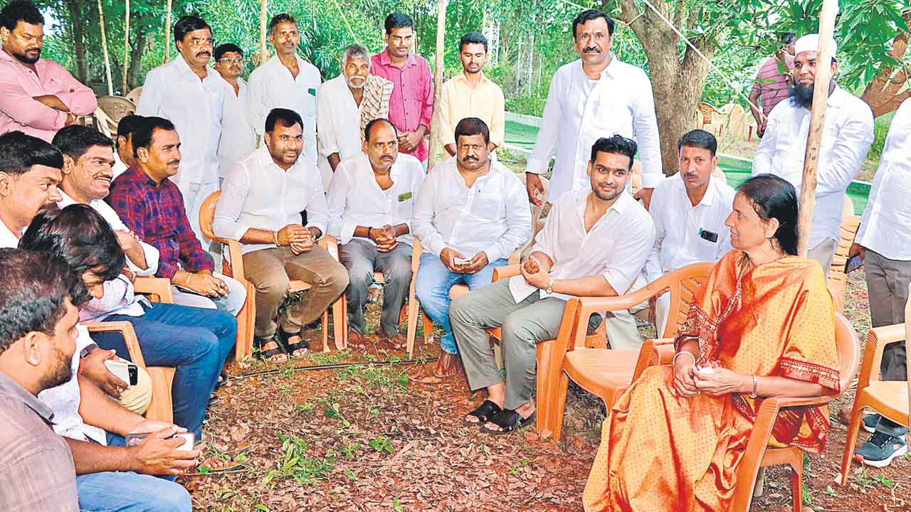 ఫాంహౌస్‌లు ఎకడున్నాయో చూపించండి