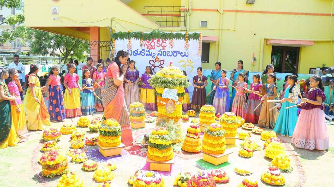 తల్లీరావే బతుకమ్మ.. తెలంగాణ పూలసింగిడి