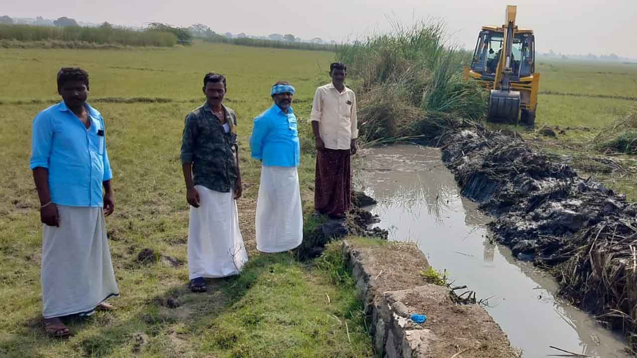 సొంత నిధులతో కాల్వ పూడికతీత