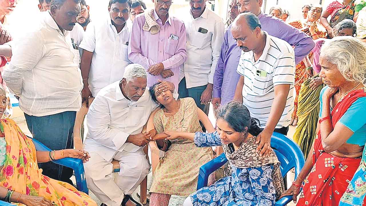 ఫిరాయింపు ఎమ్మెల్యేలను సస్పెండ్‌ చేయాలి