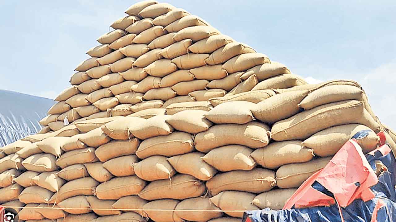 బ్యాంక్‌ గ్యారెంటీ ఇస్తేనే ధాన్యం