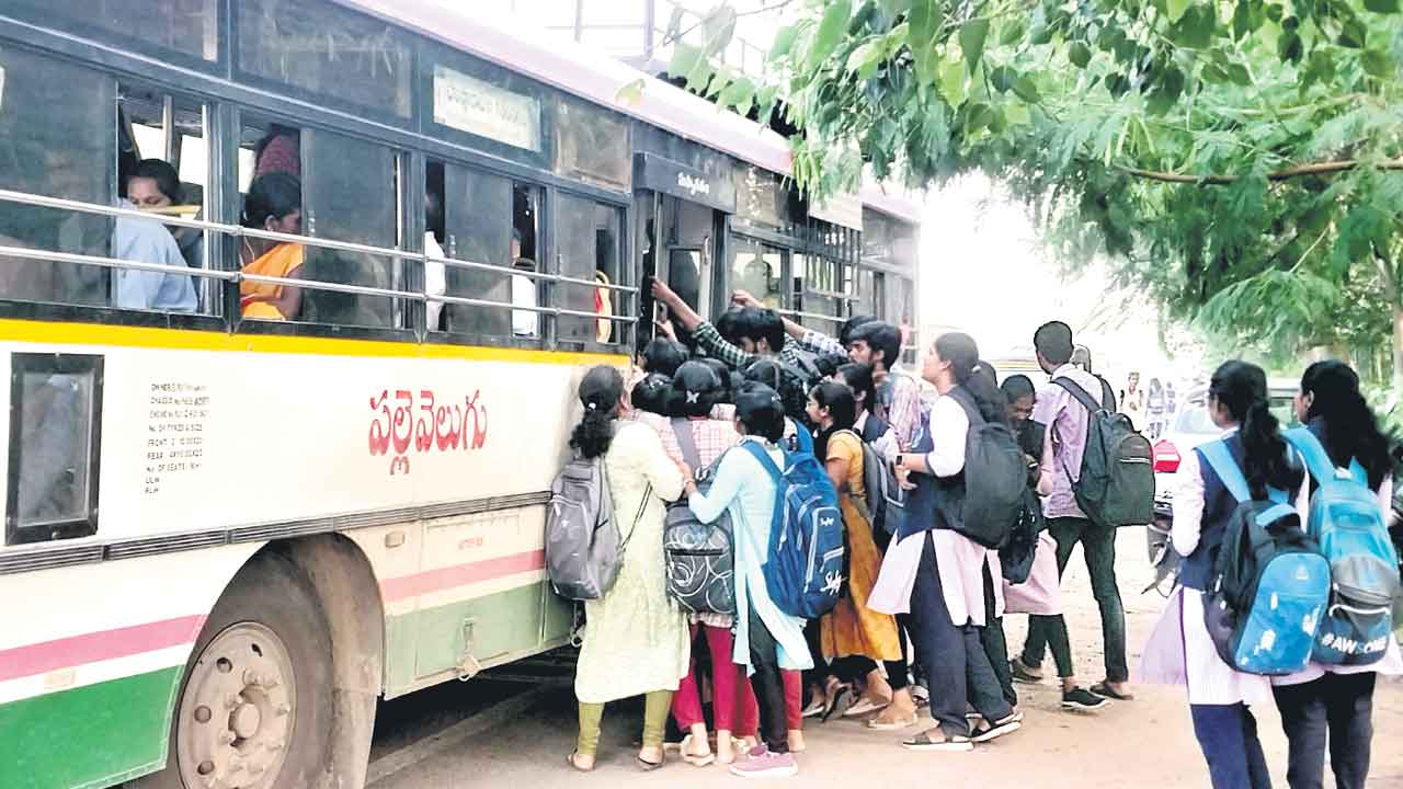 స్టూడెంట్స్‌ ఫుల్‌.. బస్సులు నిల్‌