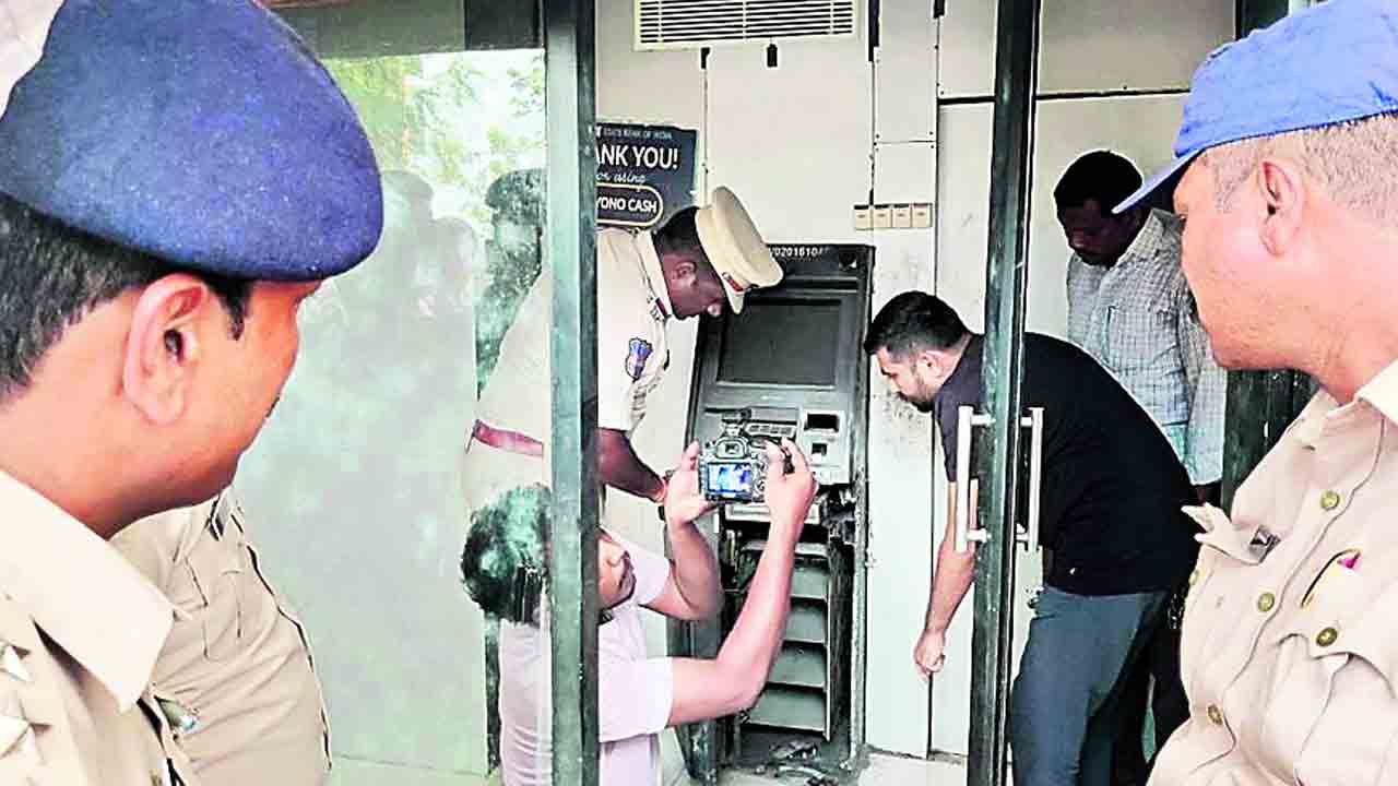 సినీఫక్కీలో చోరీ.. సీసీ ఫుటేజీతో చిక్కి