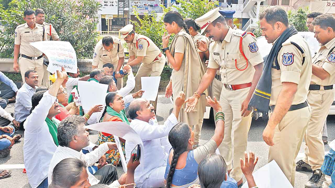 ట్రిపుల్ ఆర్ రైతుల రాస్తారోకో