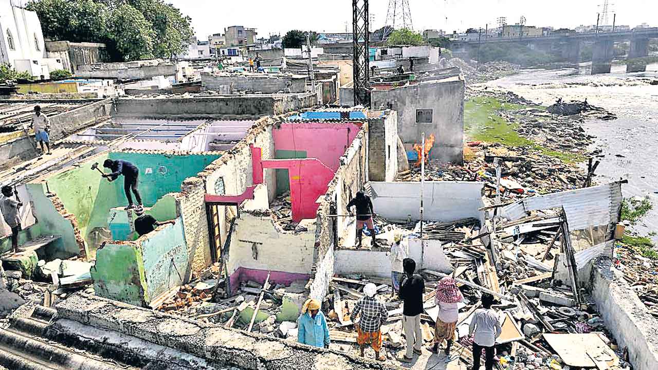 గూడు చెదిరింది.. గుండె పగిలింది!