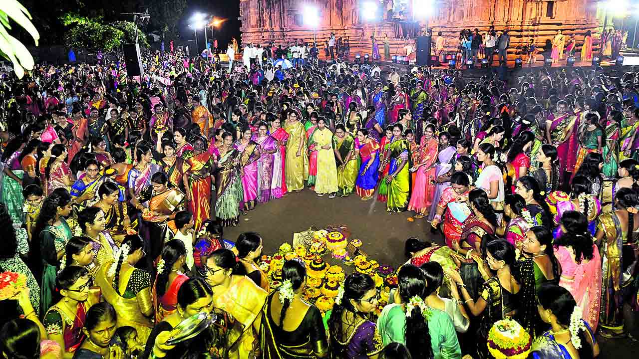 బతుకమ్మ వైభవం ఆడబిడ్డల సంబురం..