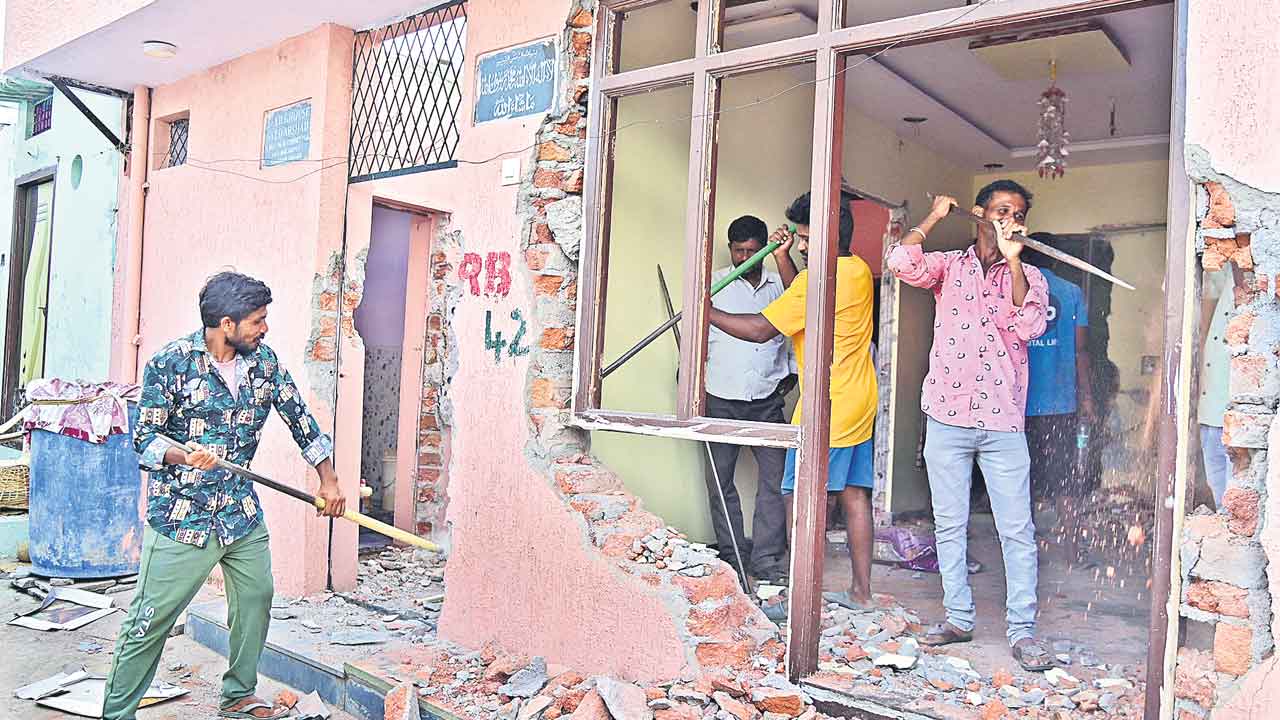 మూసీలో కూల్చివేతలు.. 150 ఇండ్లు నేలమట్టం