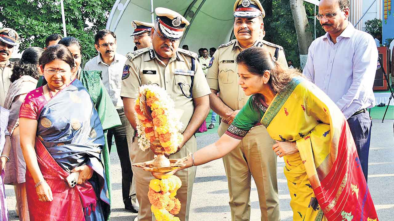 ప్రకృతి పండుగ బతుకమ్మ : డీజీపీ