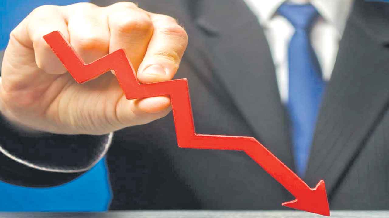 పడేసిన బ్లూచిప్‌ సంస్థలు.. స్టాక్‌ మార్కెట్ల ప్రారంభ లాభాలు ఆవిరి