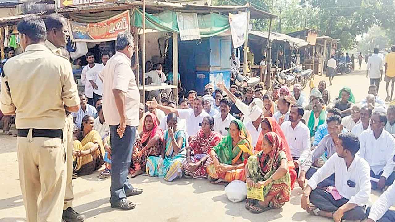 పంటలు మునిగాయి.. పరిహారం ఇవ్వండి