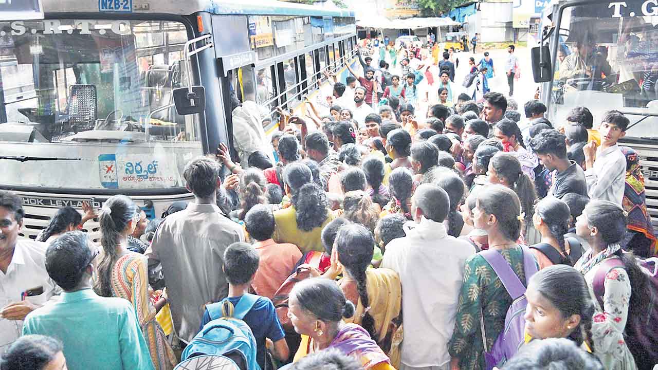 ఇంటిబాట.. నేటి నుంచి దసరా సెలవులు