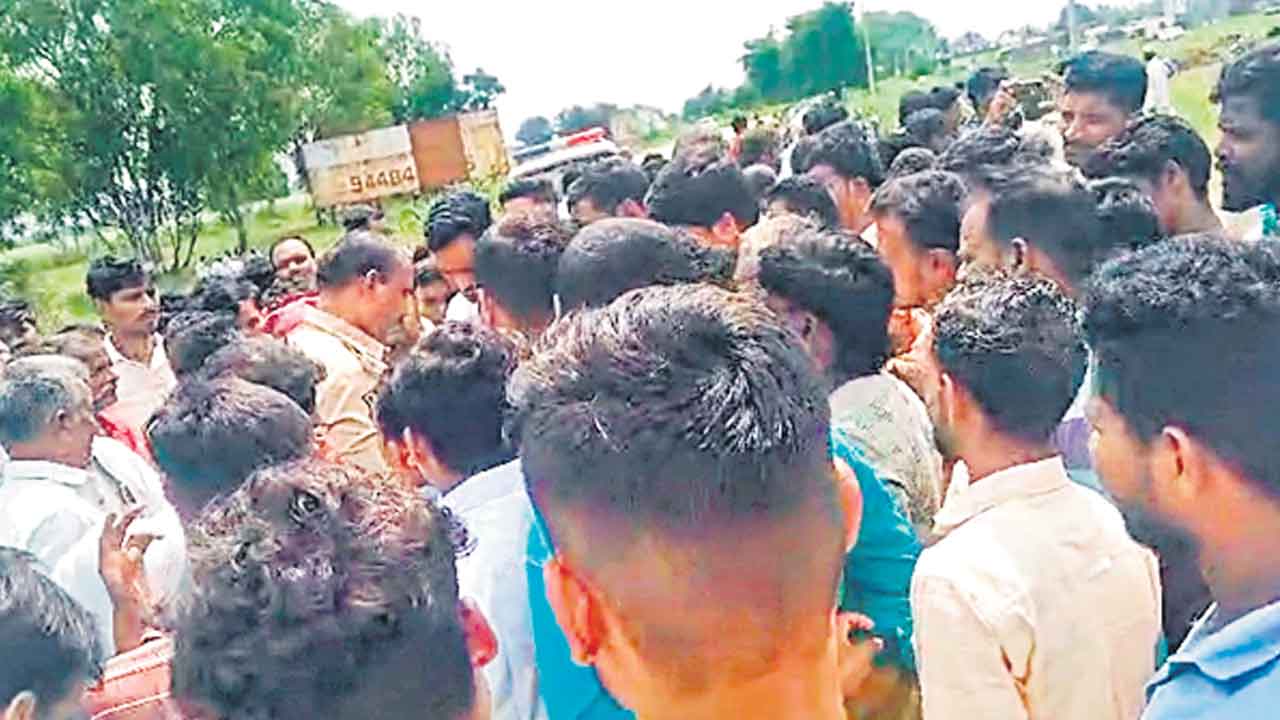 మృతుల కుటుంబాలను ఆదుకోవాలి