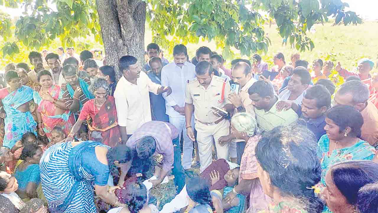 తనయులను కడతేర్చి.. తండ్రి బలవన్మరణం