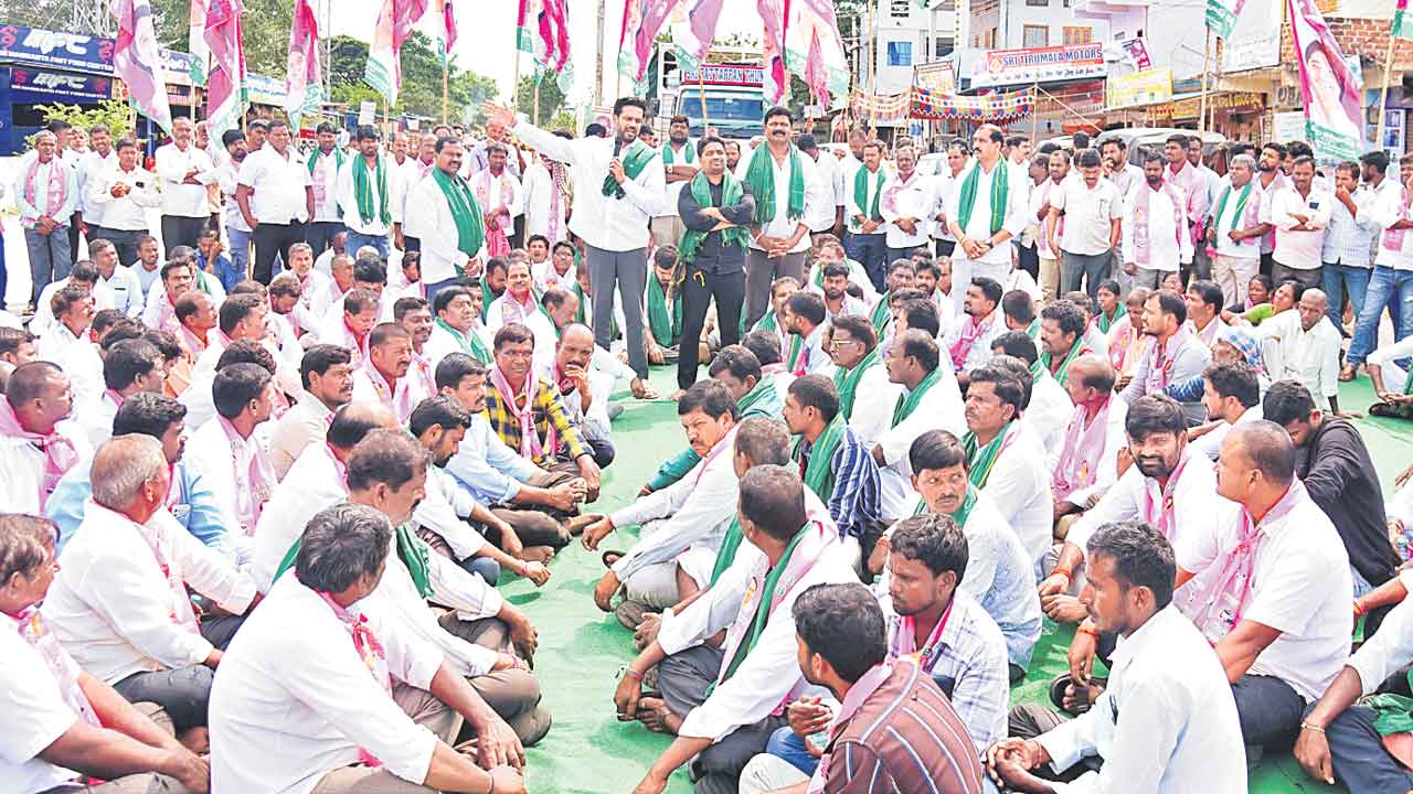 రైతుల కోసం.. గులాబీ జంగ్‌ సైరన్‌.. ఉమ్మడి జిల్లావ్యాప్తంగా బీఆర్‌ఎస్‌ శ్రేణులు, రైతుల ధర్నాలు, రాస్తారోకోలు