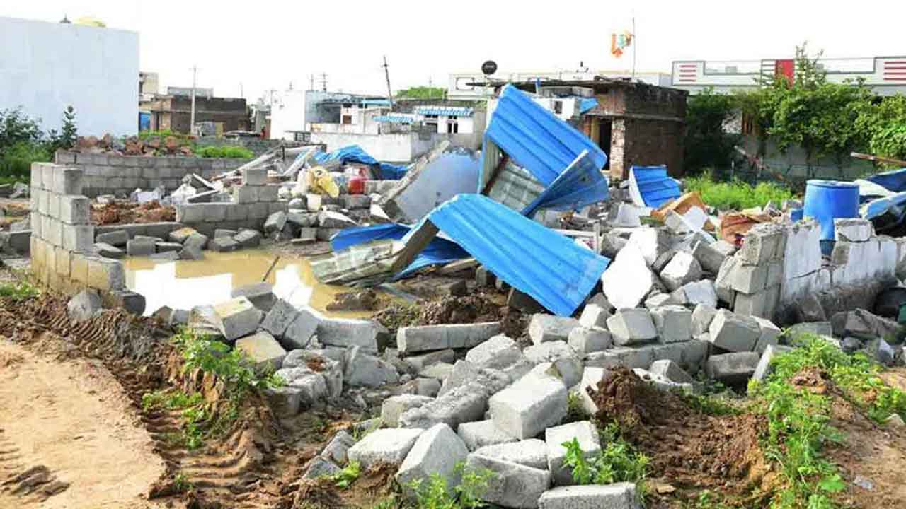 మాజీ మంత్రి తమ్ముడి అక్రమ అరెస్ట్‌