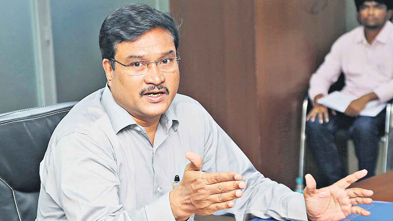 మేం కూల్చాం… మీరు ఎత్తండి..!