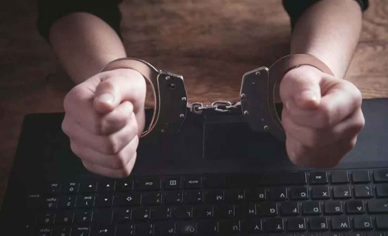 Digital Arrest | సైబర్‌ నేరగాళ్ల వికృత చేష్టలు.. దుస్తులు విప్పేసి రికార్డ్‌ చేయాలని బ్లాక్‌మెయిల్‌