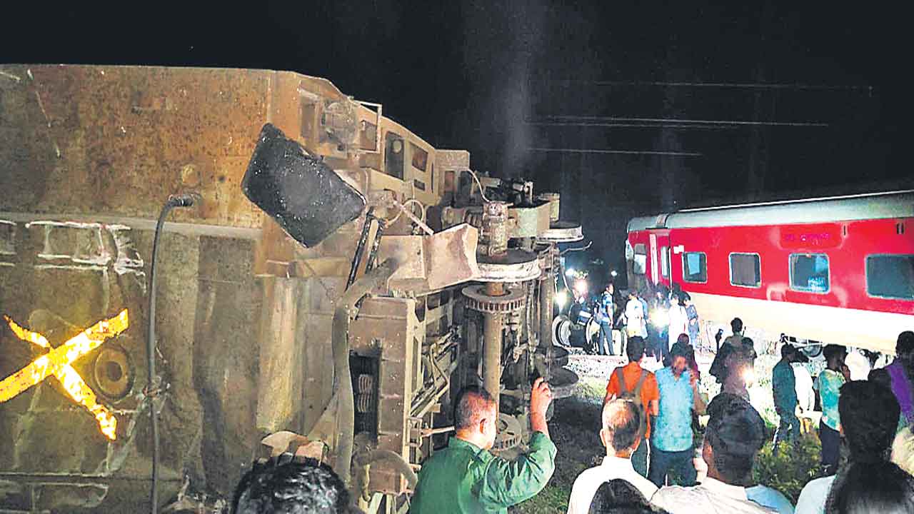 గూడ్స్‌ను ఢీకొన్న ఎక్స్‌ప్రెస్‌2 బోగీలు దగ్ధం..