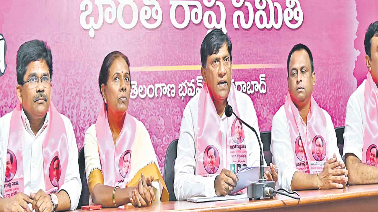 గురుకులాలను కుదించే కుట్ర