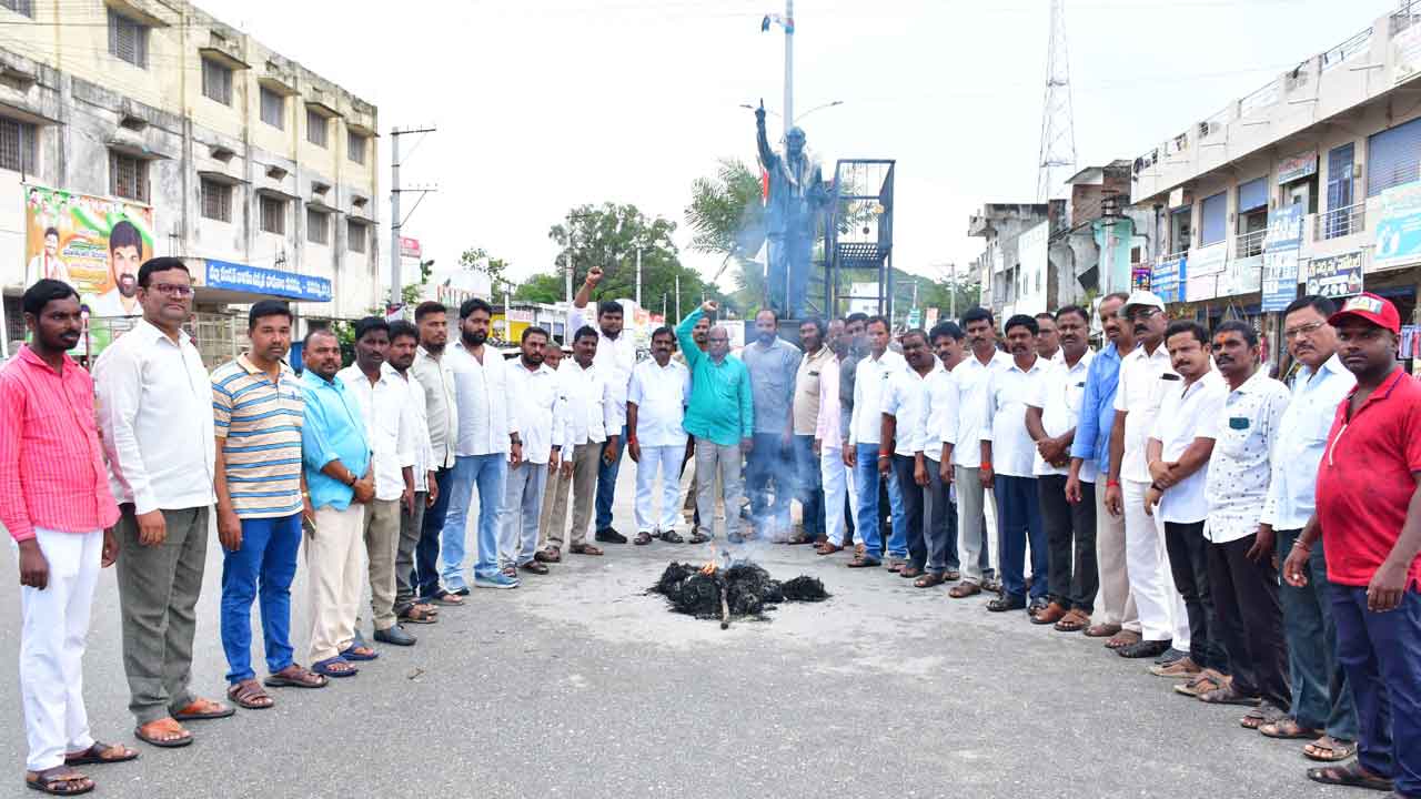 భగ్గుమన్న బీఆర్‌ఎస్‌ నేతలు