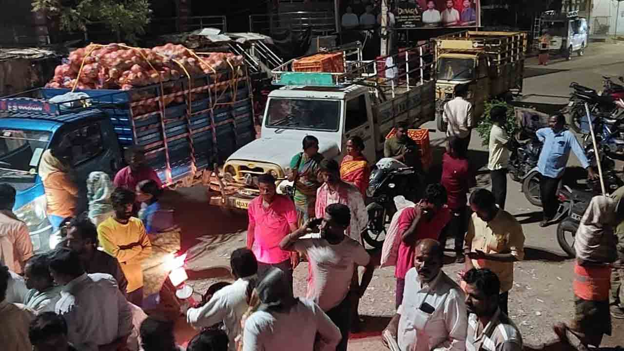 మార్కెట్‌లో సదుపాయాలు కల్పించాలని..