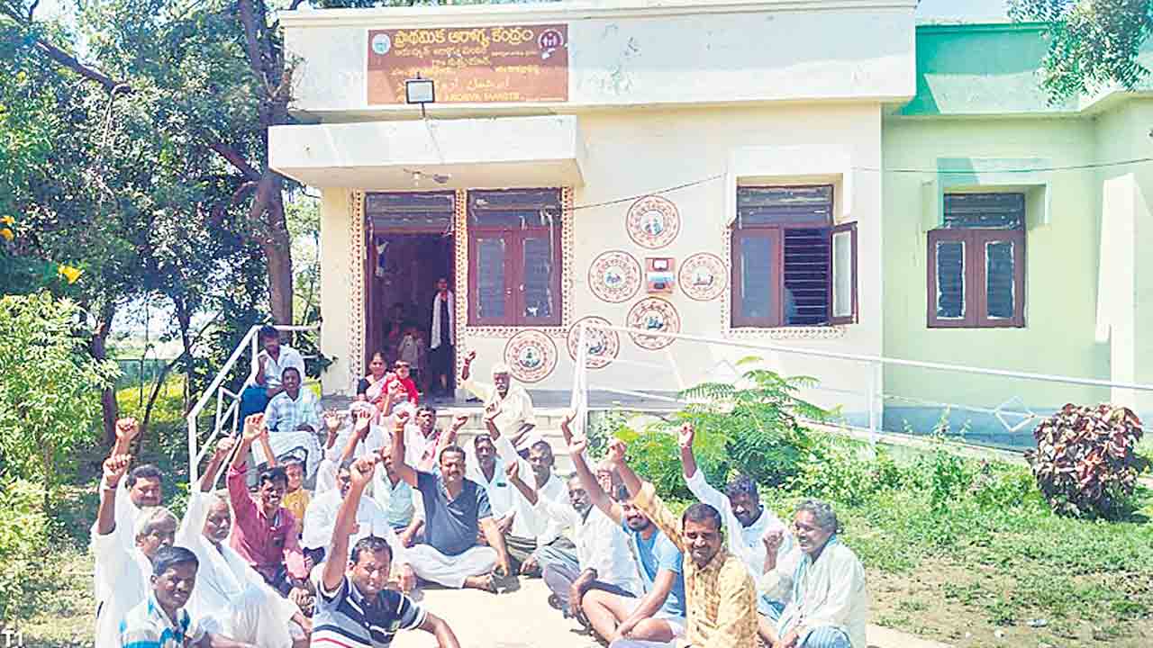 వైద్య సేవలు అందడంలేదని గ్రామస్తుల ధర్నా