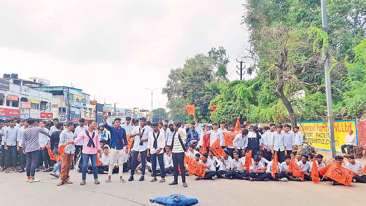 రోడ్లెక్కిన విద్యార్థులు