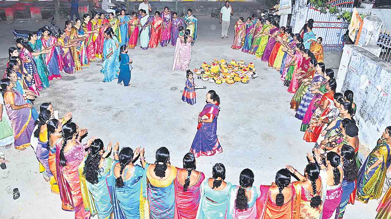 బతుకమ్మ బతుకమ్మ ఉయ్యాలో..