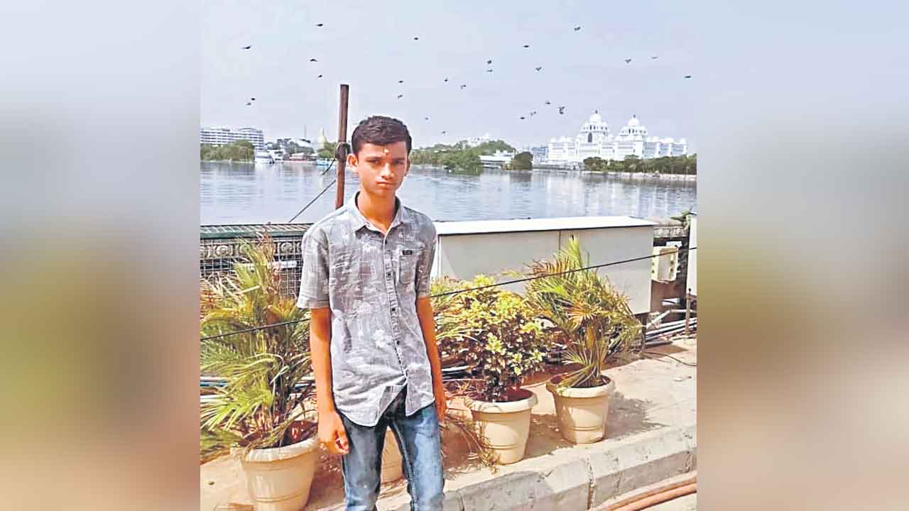 ఎనిమిదో తరగతి విద్యార్థి ఆత్మహత్య