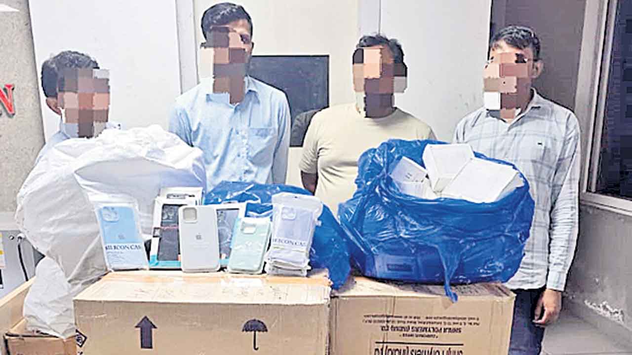 Jagadish Market | చైనా ఫోన్లకు యాపిల్‌ ఫోన్‌ లోగోలు.. జగదీశ్‌ మార్కెట్లో నకిలీ యాక్ససరీస్‌