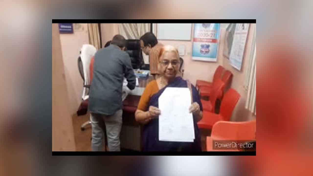 అక్రమంగా వృద్ధురాలి భూమి రిజిస్ట్రేషన్‌