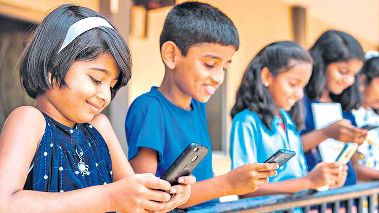 Smart Phone | రోజంతా స్మార్ట్‌ఫోన్‌తోనే సావాసం చేస్తున్నారా.. జర జాగ్రత్త