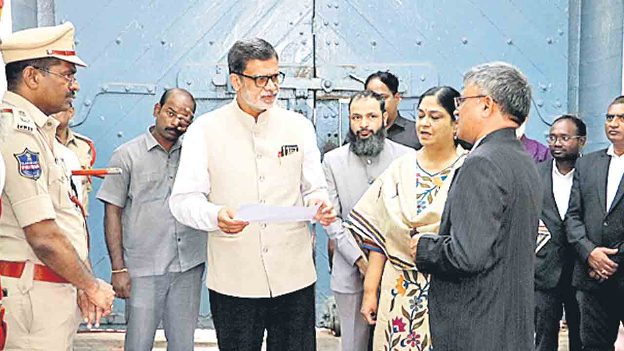 గాంధీజీ ఆశయాలను అనుసరించాలి