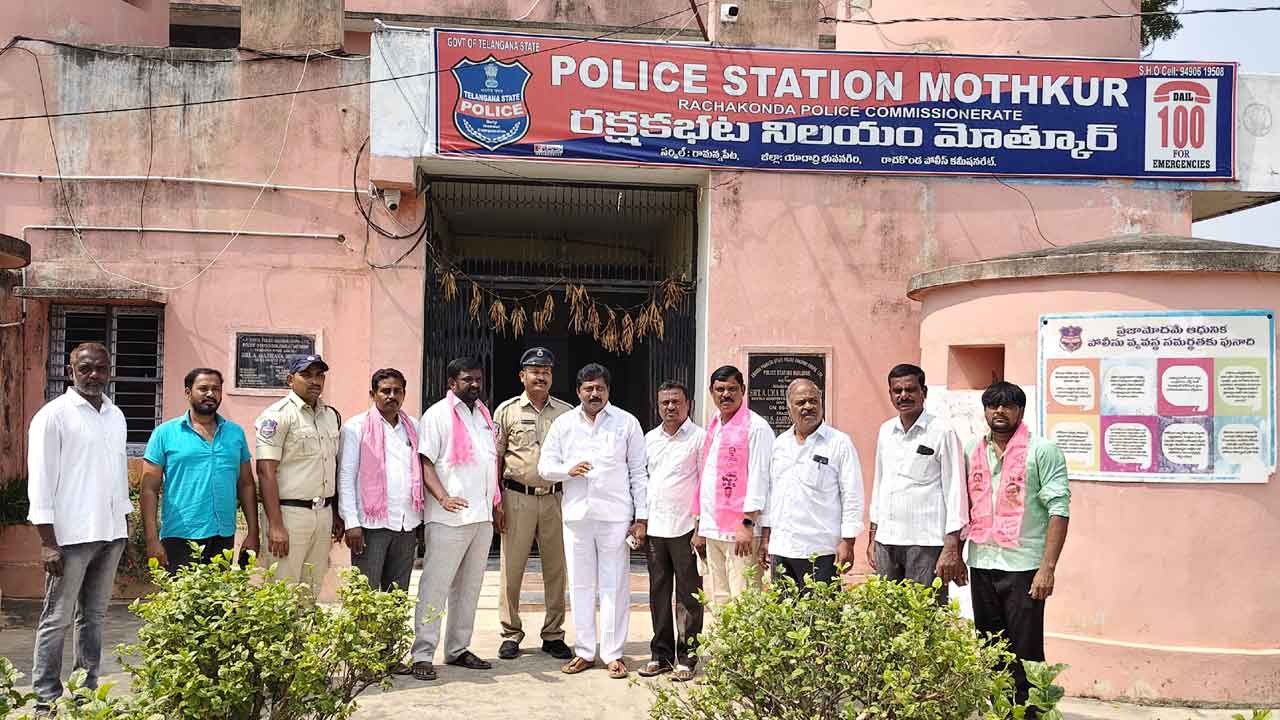 అడుగడుగునా అడ్డగింతలు.. అరెస్టులు