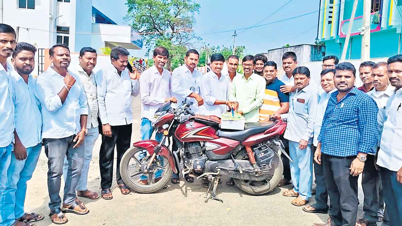 పోలీస్‌స్టేషన్‌ ఎదుట బర్త్‌డే వేడుకలు