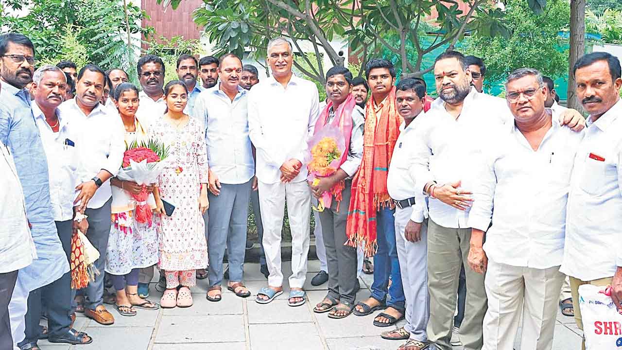 నిరుపేద వైద్య విద్యార్థులకు బీఎల్‌ఆర్‌ ఆర్థిక సాయం