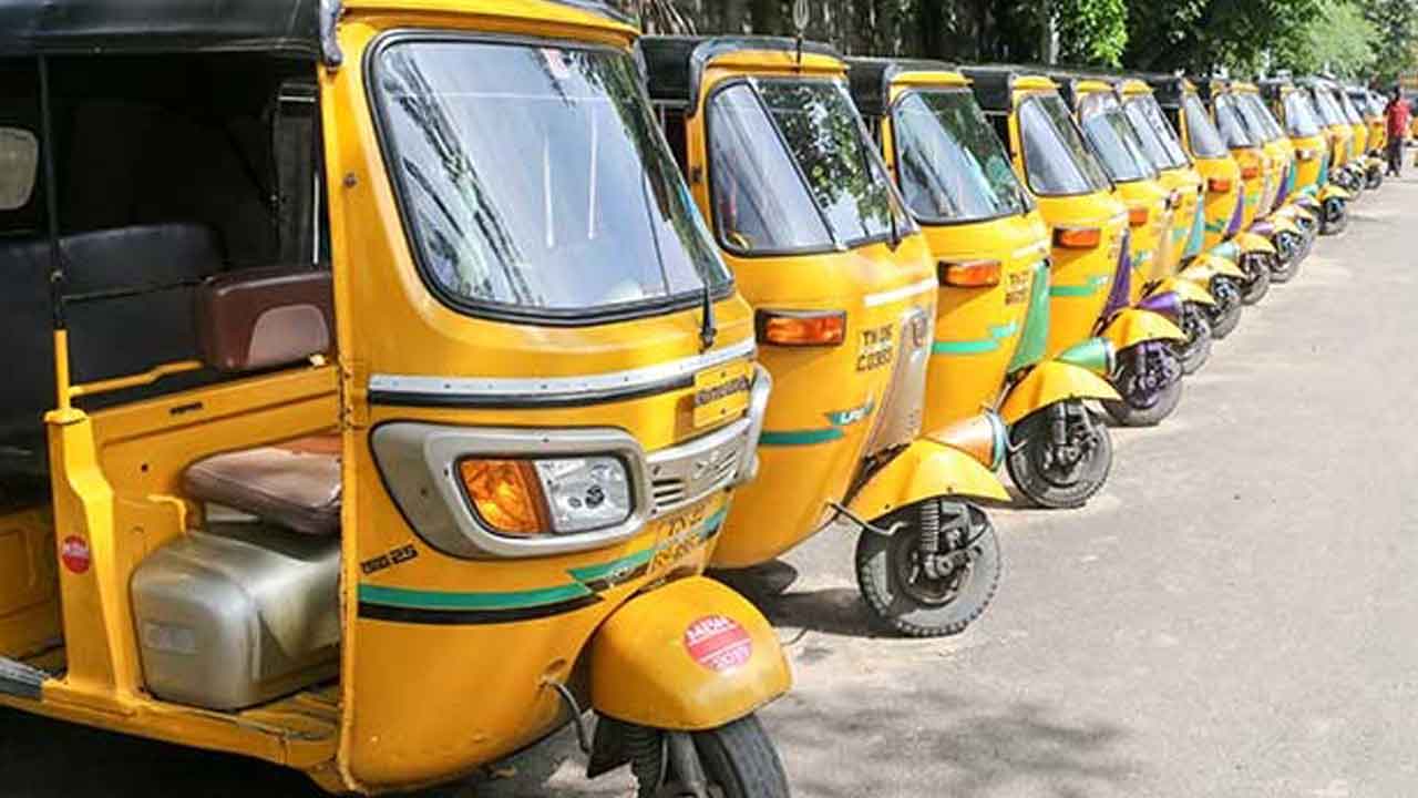 ఆటో డ్రైవర్లకు ఏదీ జీవన భృతి?