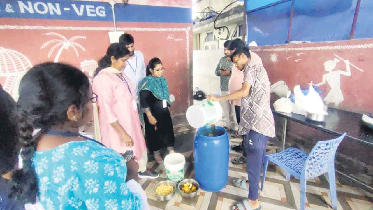 కుళ్లిన మాంసం.. పురుగులు పట్టిన పప్పు