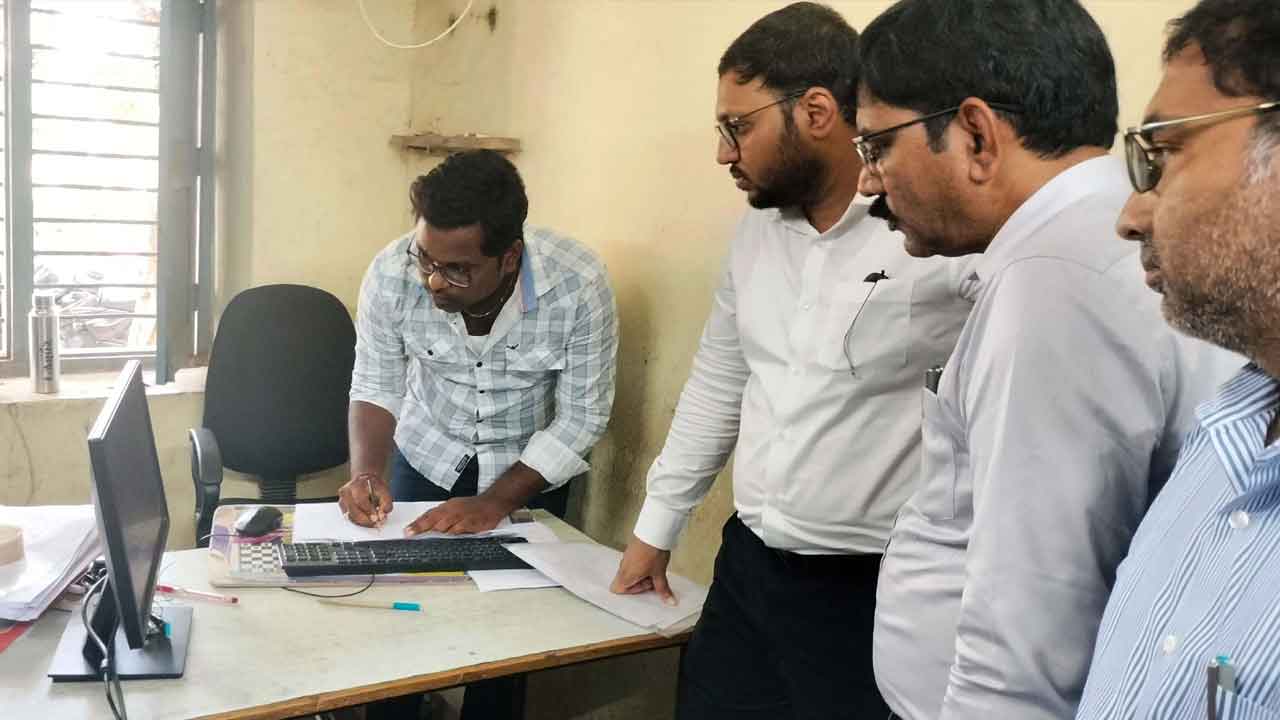 ఎల్‌ఆర్‌ఎస్‌ దరఖాస్తులను త్వరగా పరిష్కరించాలి