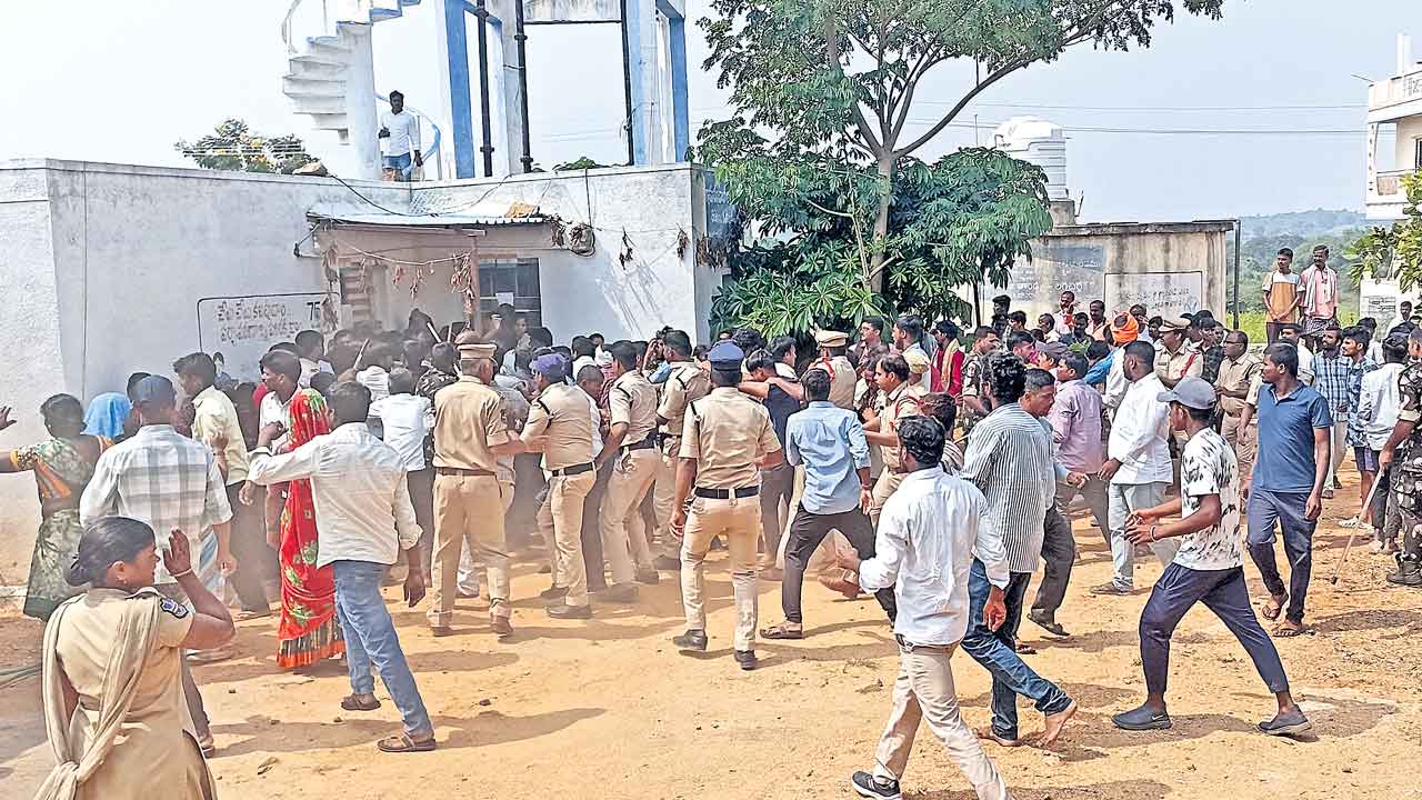 కాంగ్రెస్‌ నాయకుడిని తరిమికొట్టిన ఫార్మా రైతులు