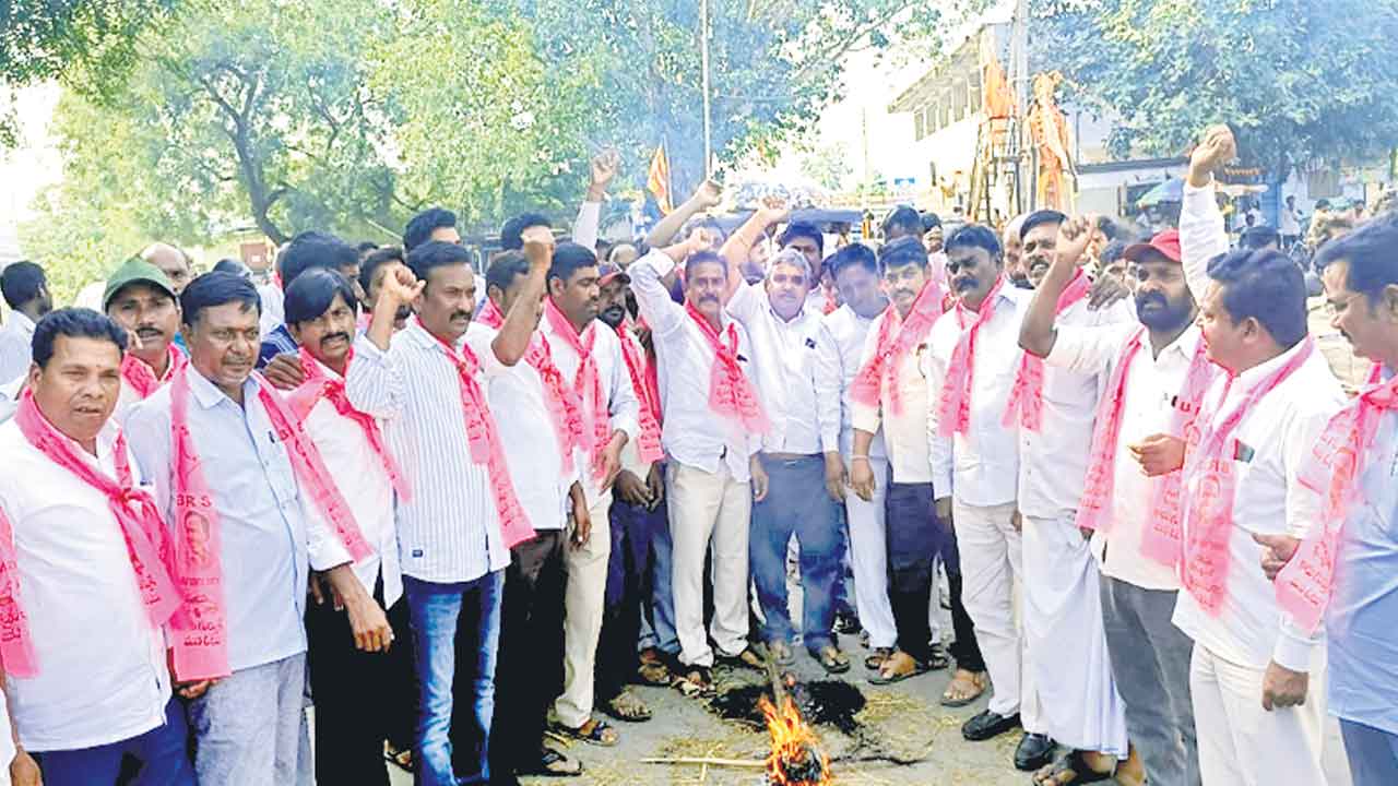 సీఎం దిష్టిబొమ్మల దహనం